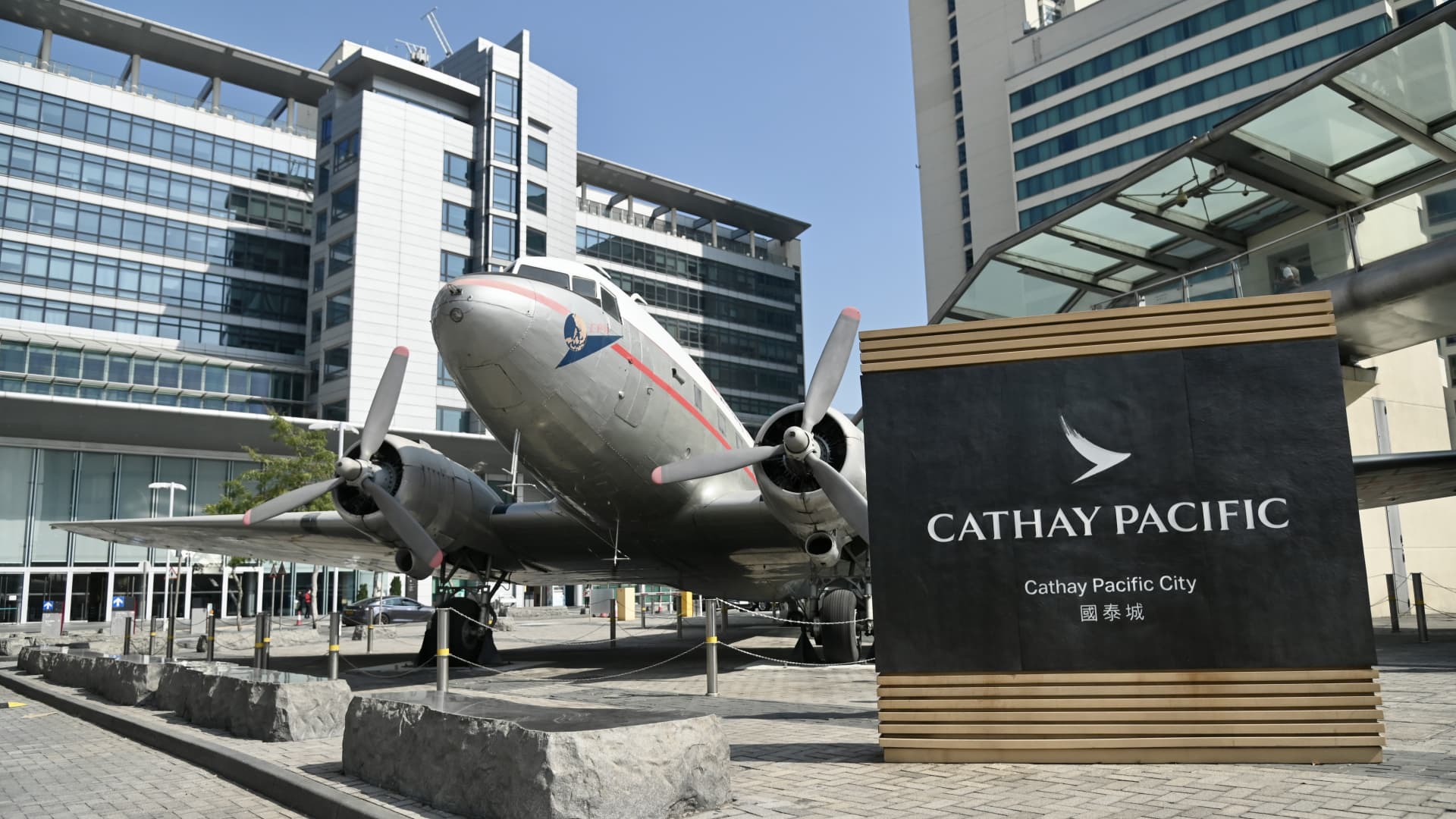 Cathay’s CEO wants to turn the airline back to profitability, but faces manpower constraints