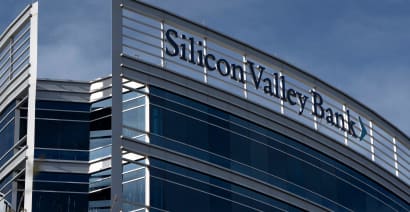 Senate Democrats press DOJ, SEC to investigate Silicon Valley Bank executives