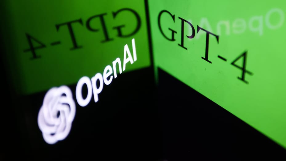 El letrero GPT-4 en el sitio web que se muestra en la pantalla de una computadora portátil y el logotipo de OpenAI que se muestra en la pantalla de un teléfono se ven en esta foto ilustrativa tomada en Polonia el 14 de marzo de 2023. (Foto de Jakub Porzycki/NurPhoto a través de Getty Images)