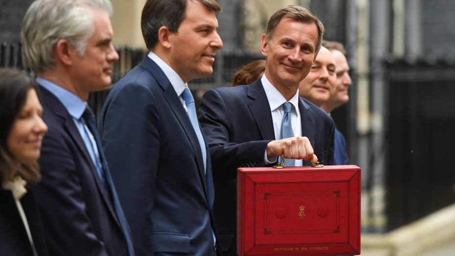 Jeremy Hunt, UK chancellor of the exchequer, holding the despatch box as he stands with treasury colleagues outside 11 Downing Street in London, UK..