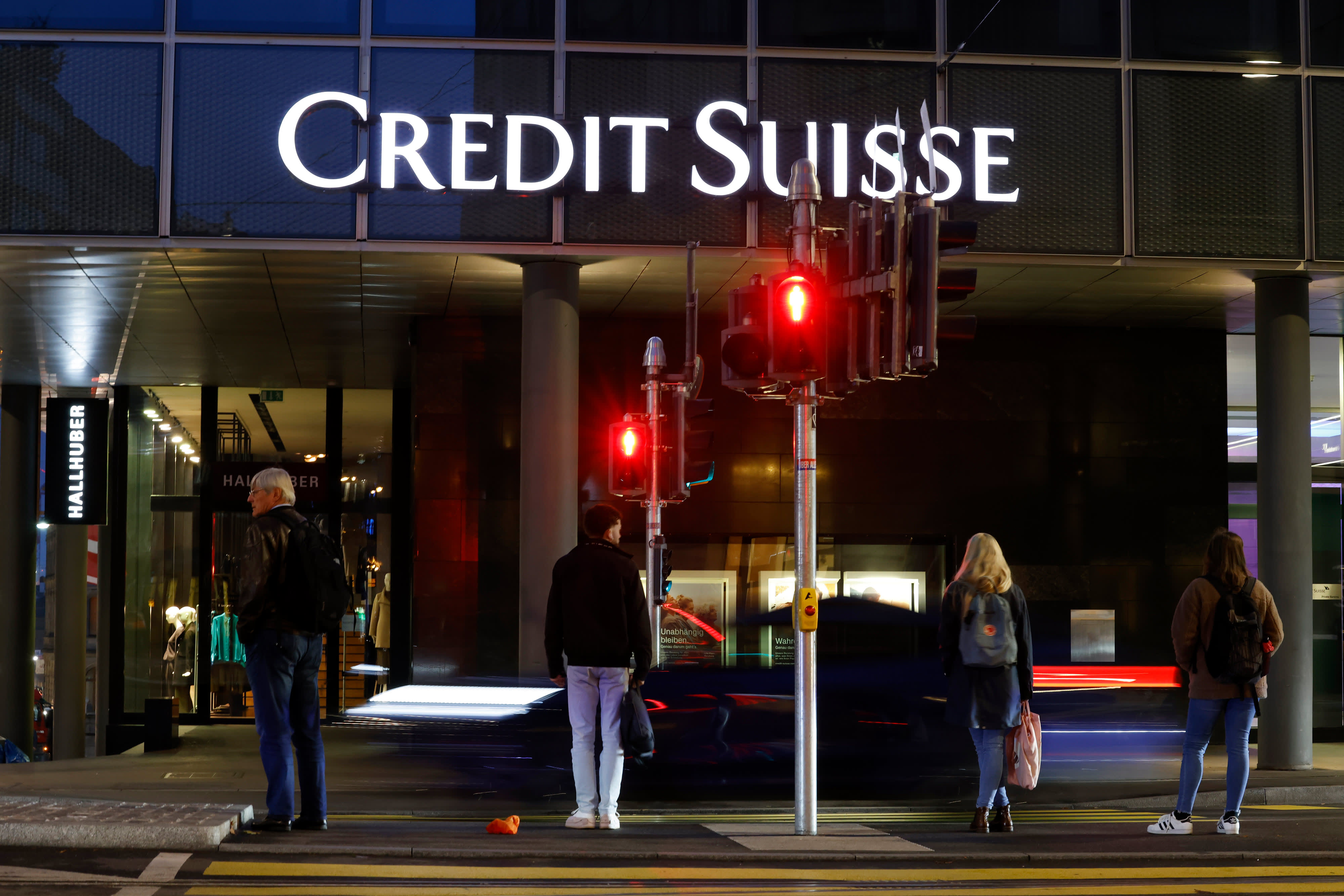 Труден момент за преговорите с Credit Suisse, тъй като UBS търси гаранции от Швейцария