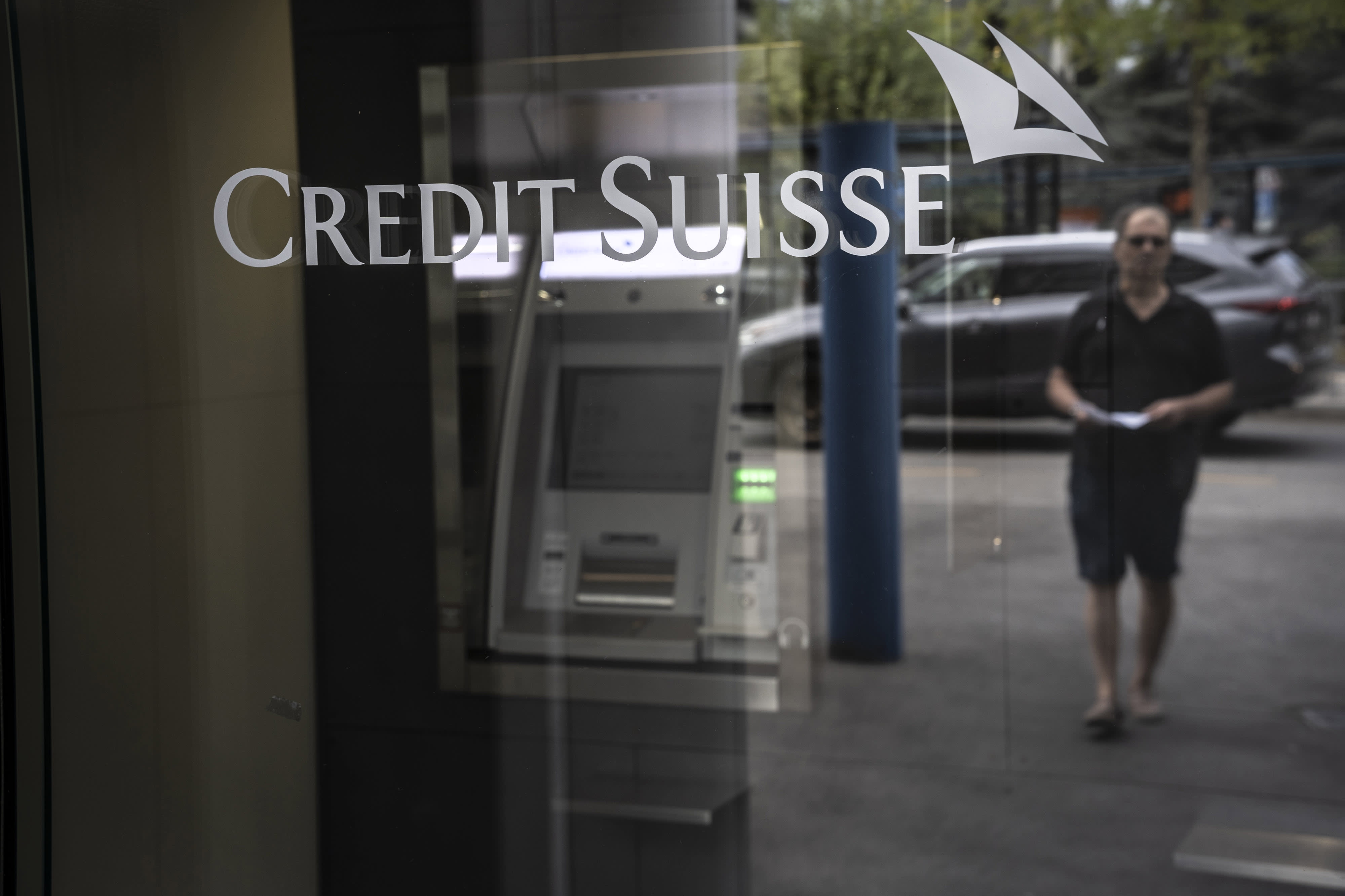 عرض بنك UBS شراء Credit Suisse مقابل ما يصل إلى مليار دولار ، حسب صحيفة Financial Times