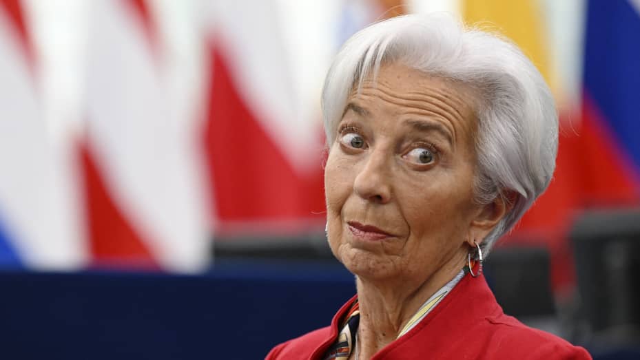 La presidenta del Banco Central Europeo (BCE), Christine Lagarde, anuncia una nueva decisión de política monetaria.