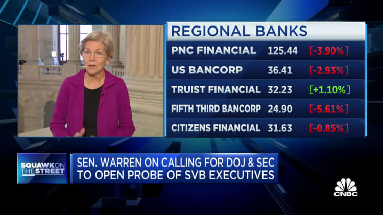 Necesitamos reintroducir restricciones más estrictas a los bancos, dice la senadora Elizabeth Warren