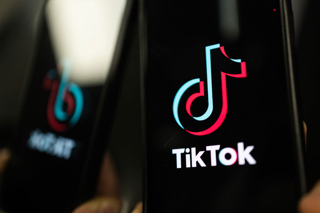 Reino Unido proíbe TikTok em dispositivos do governo após mudança dos EUA