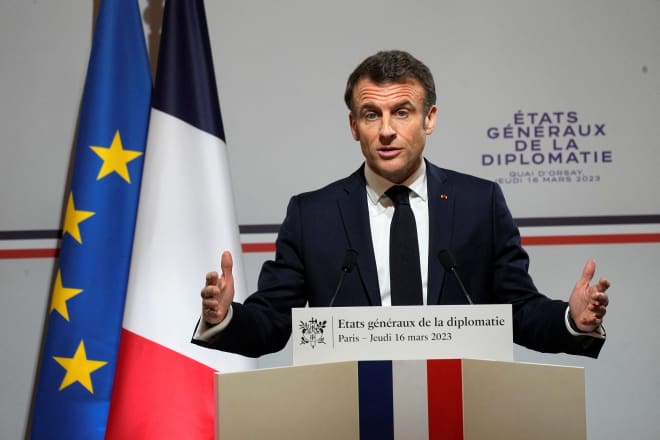 Ο Γάλλος πρόεδρος Μακρόν παρακάμπτει το κοινοβούλιο για να περάσει το νομοσχέδιο για την ηλικία συνταξιοδότησης