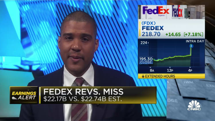 FedEx beats on earnings, misses on revenue, hikes FY EPS outlook