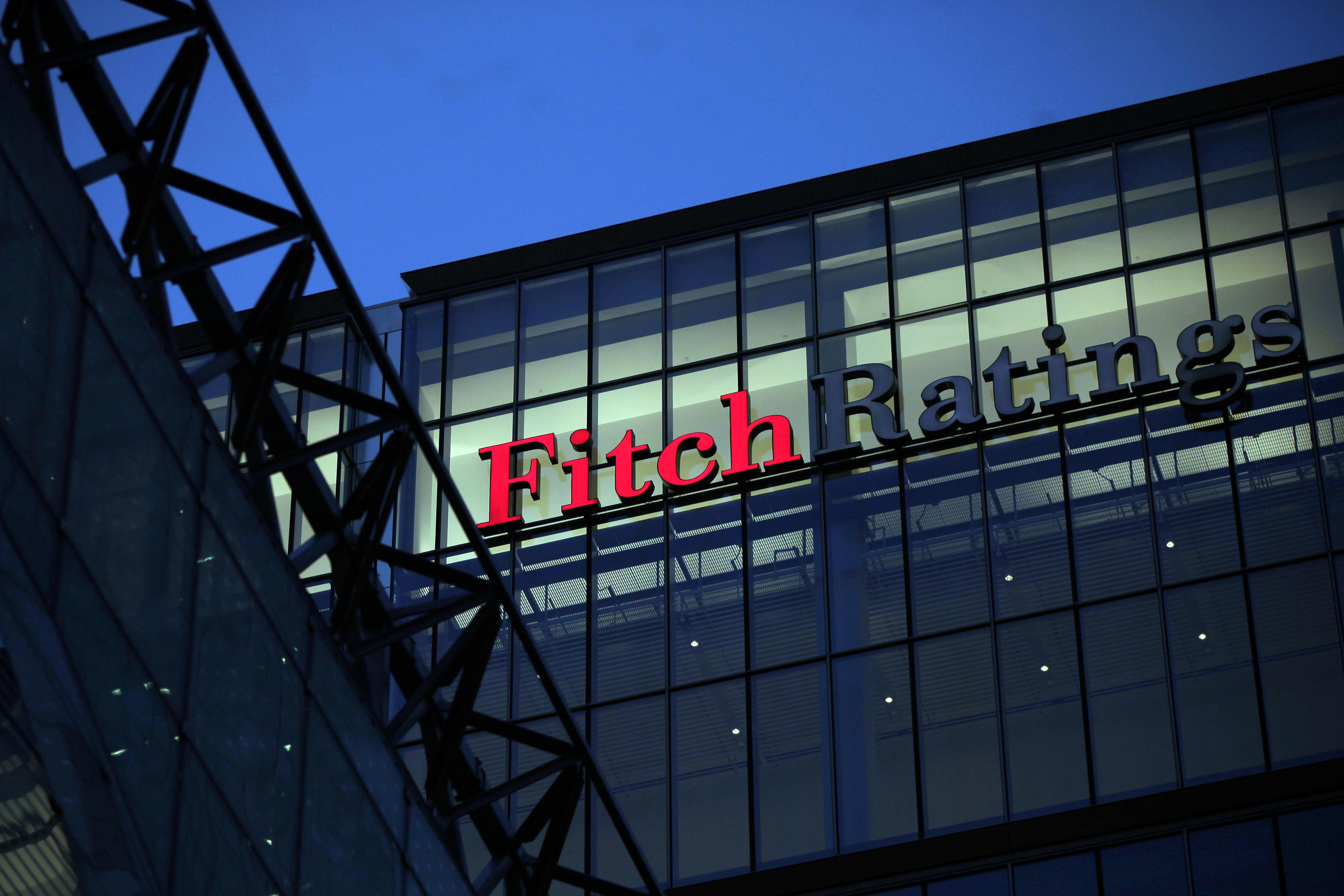 A Fitch arra figyelmeztet, hogy több tucat bankot kell leminősítenie