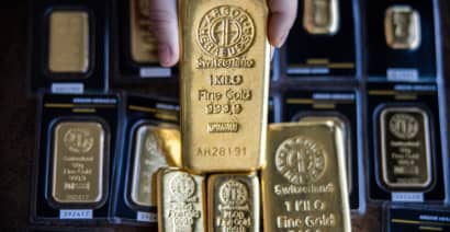 Gold consolidates near all-time high on US rate cut hopes