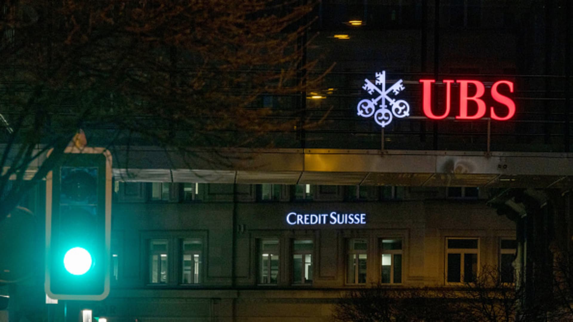 UBS shares slide 10%, Credit Suisse craters 60% after takeover deal