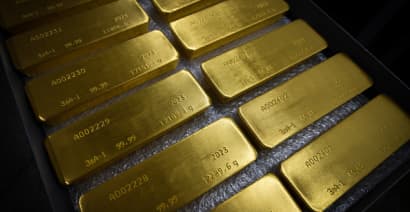 Gold climbs on lower Treasury yields, focus on Fed minutes 