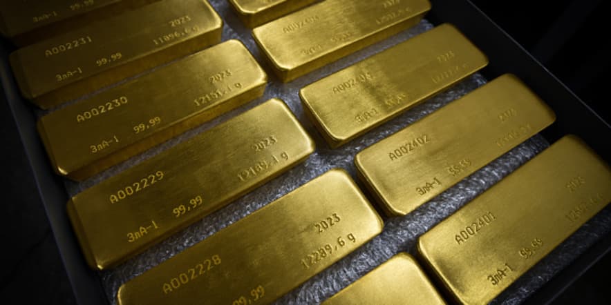 Gold set for first weekly drop in four, U.S. jobs data in focus