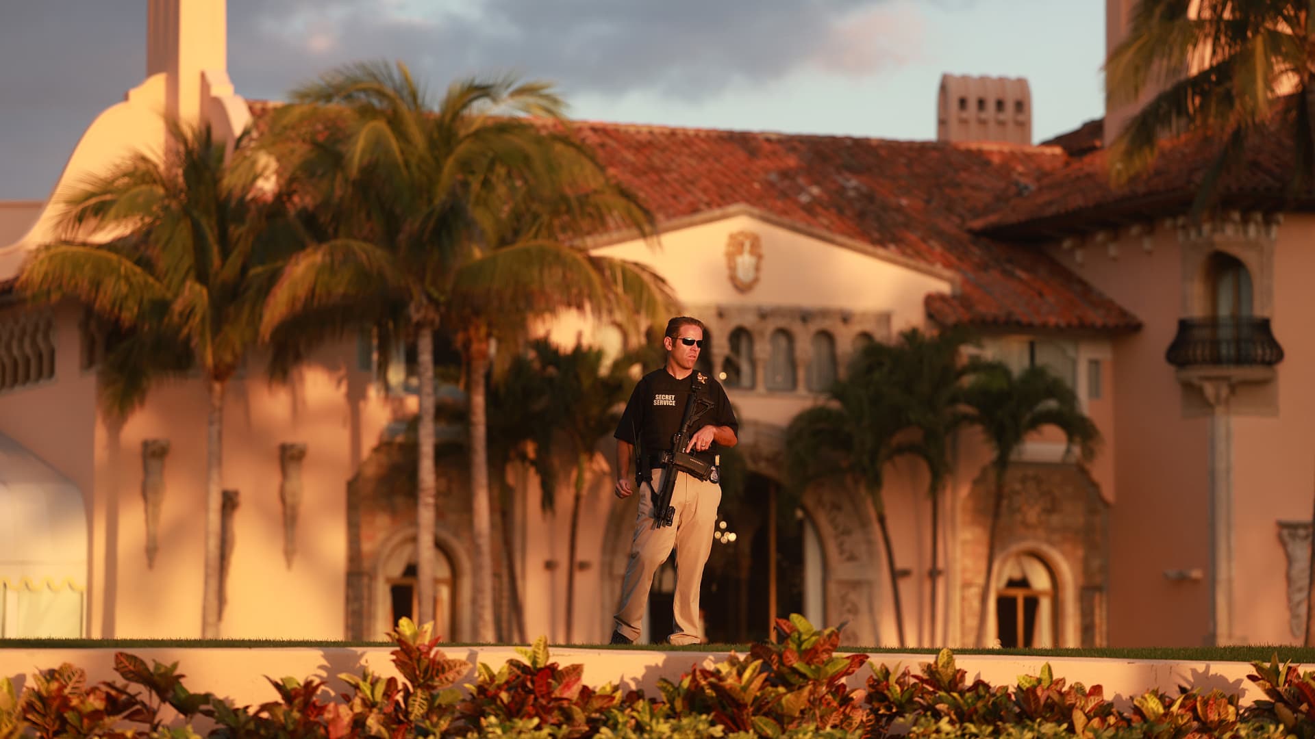 A Secret Service agent guards the Mar-a-Lago home of former President Donald Trump on March 21, 2023 in Palm Beach, Florida.
