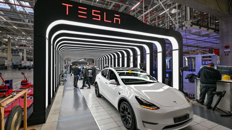 20 March 2023, Brandenburg, Grünheide: Employees of the Tesla Gigafactory Berlin Brandenburg work on the final inspection of the finished Model Y electric vehicles. The Tesla plant was opened and put into operation on March 22, 2022. In the meantime, about 10,000 people are employed there. (to dpa