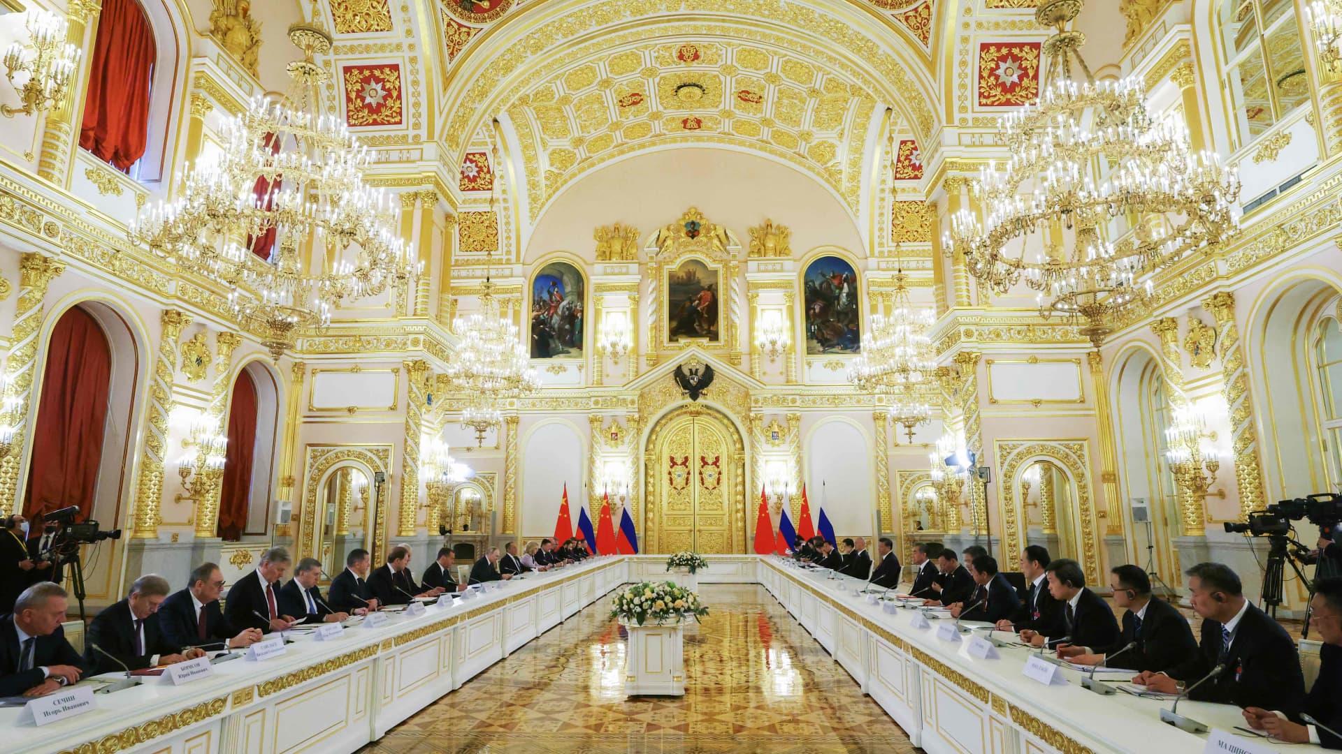 Russian President Vladimir Putin, China's President Xi Jinping and members of the both delegations hold a meeting at the Kremlin in Moscow on March 21, 2023. (Photo by Sergei KARPUKHIN / SPUTNIK / AFP) (Photo by SERGEI KARPUKHIN/SPUTNIK/AFP via Getty Images)