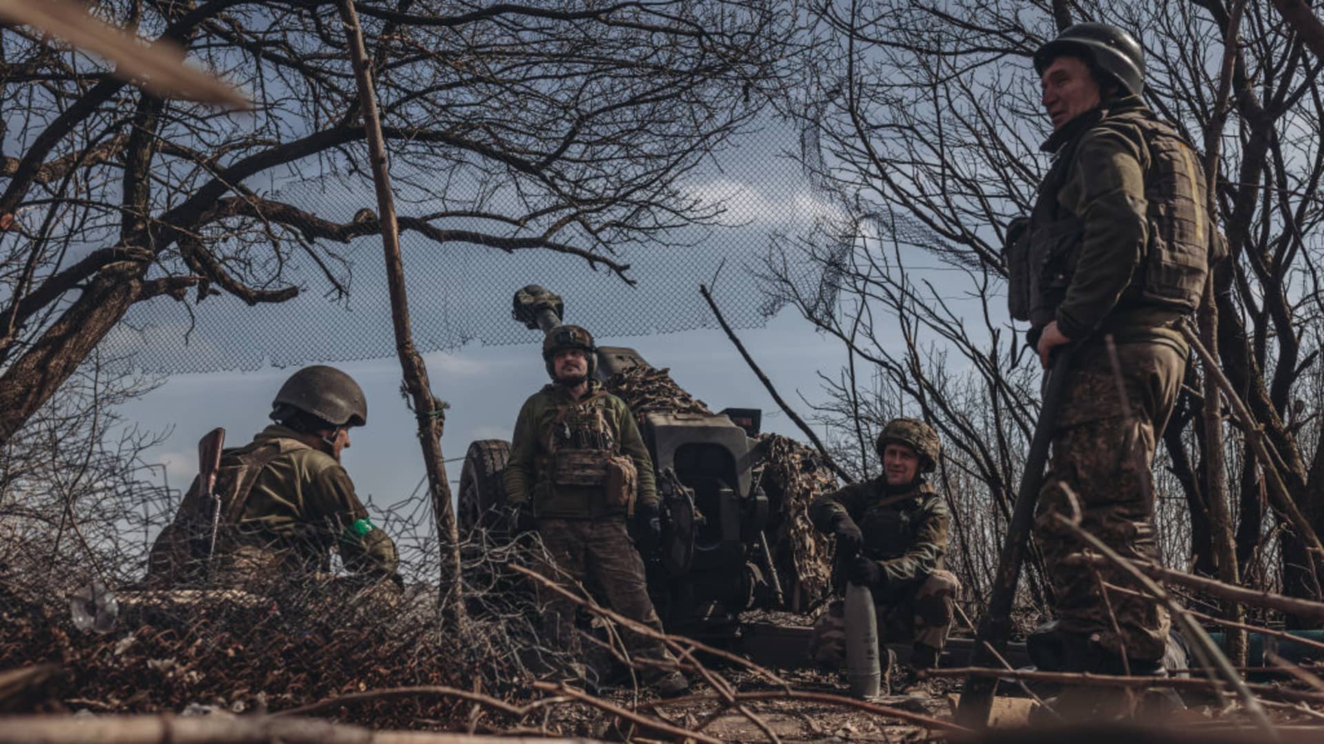 Ukrainian soldiers firing artillery in the direction of Bakhmut on March 21, 2023.