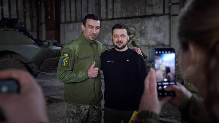 BAKHMUT, UKRAINE - MARCH 22: (----EDITORIAL USE ONLY â MANDATORY CREDIT - 'UKRAINIAN PRESIDENCY / HANDOUT' - NO MARKETING NO ADVERTISING CAMPAIGNS - DISTRIBUTED AS A SERVICE TO CLIENTS----) Ukrainian President Volodymyr Zelenskyy (R) poses for a photo with a Ukrainian soldier during his visit to Bakhmut frontline amid Russia-Ukraine war in Donetsk region, Bakhmut, Ukraine on March 22, 2023. (Photo by Ukrainian Presidency / Handout/Anadolu Agency via Getty Images)
