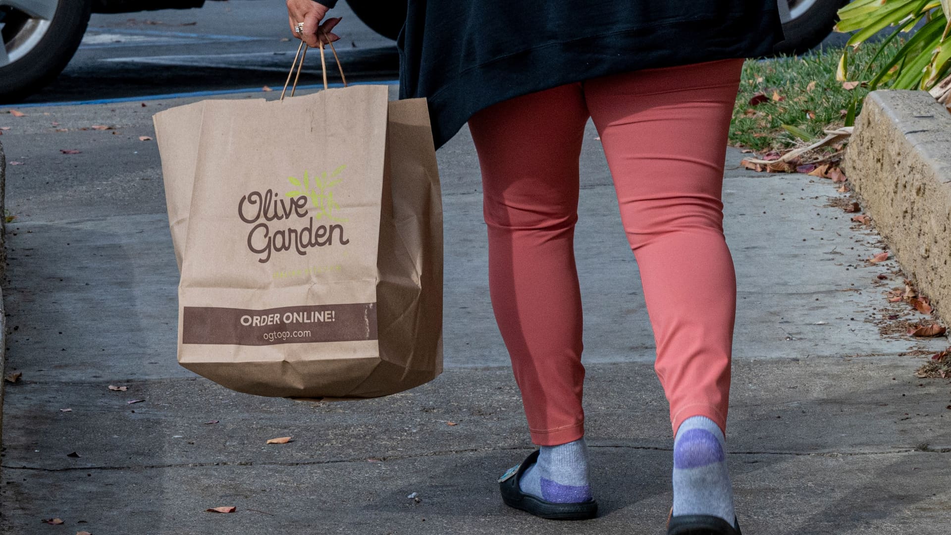 Olive Garden parent Darden Restaurants beats earnings estimates, despite weak fine dining sales