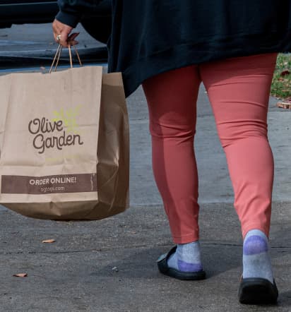 Olive Garden parent Darden Restaurants beats earnings estimates