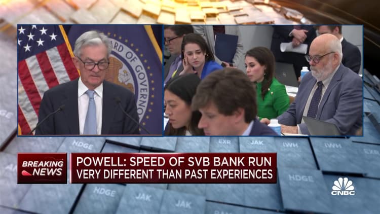 Los recortes de tasas no están en nuestro caso base, dice el presidente de la Fed, Powell