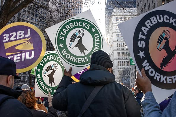 Trabalhadores da Starbucks registram reclamações trabalhistas quando a greve sindical começa