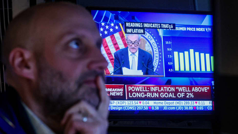 Un comerciante reacciona cuando el presidente de la Reserva Federal, Jerome Powell, hace comentarios en una pantalla, en el piso de la Bolsa de valores de Nueva York (NYSE) en la ciudad de Nueva York, EE. UU., 22 de marzo de 2023. REUTERS/Brendan McDermid