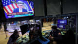 Los comerciantes reaccionan cuando se ve al presidente de la Reserva Federal, Jerome Powell, haciendo comentarios en una pantalla, en el piso de la Bolsa de Valores de Nueva York (NYSE) en la ciudad de Nueva York, el 22 de marzo de 2023.