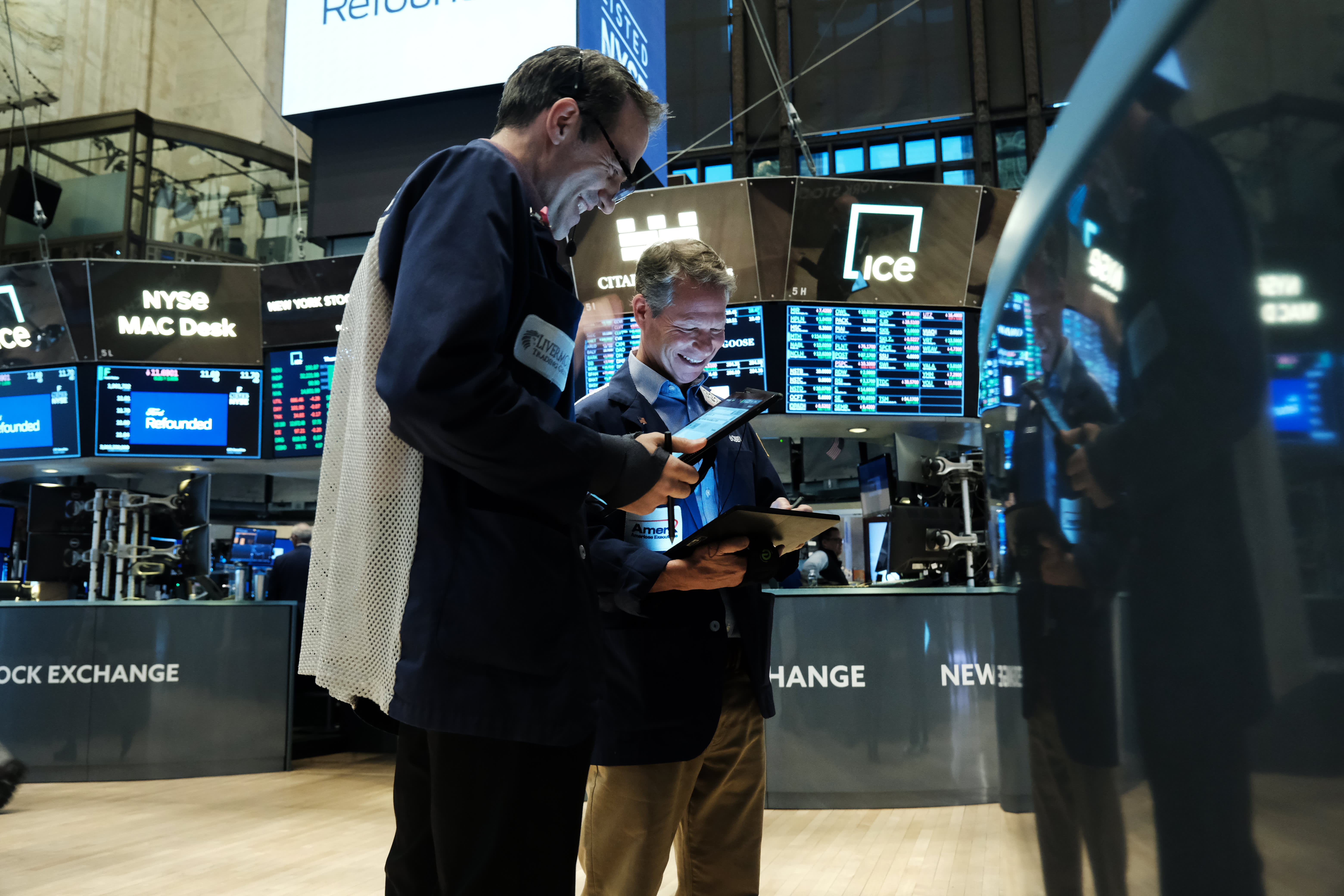 Las 10 cosas principales de Jim Cramer para ver en el mercado de valores el lunes: rescate bancario, tregua de Salesforce, impulso de Nvidia