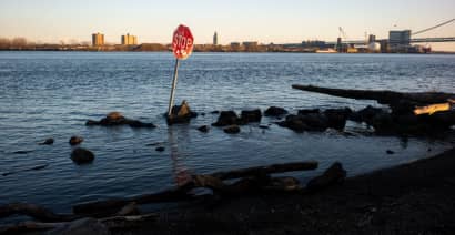 Philadelphia rescinds bottled-water alert after chemical spill in the Delaware River