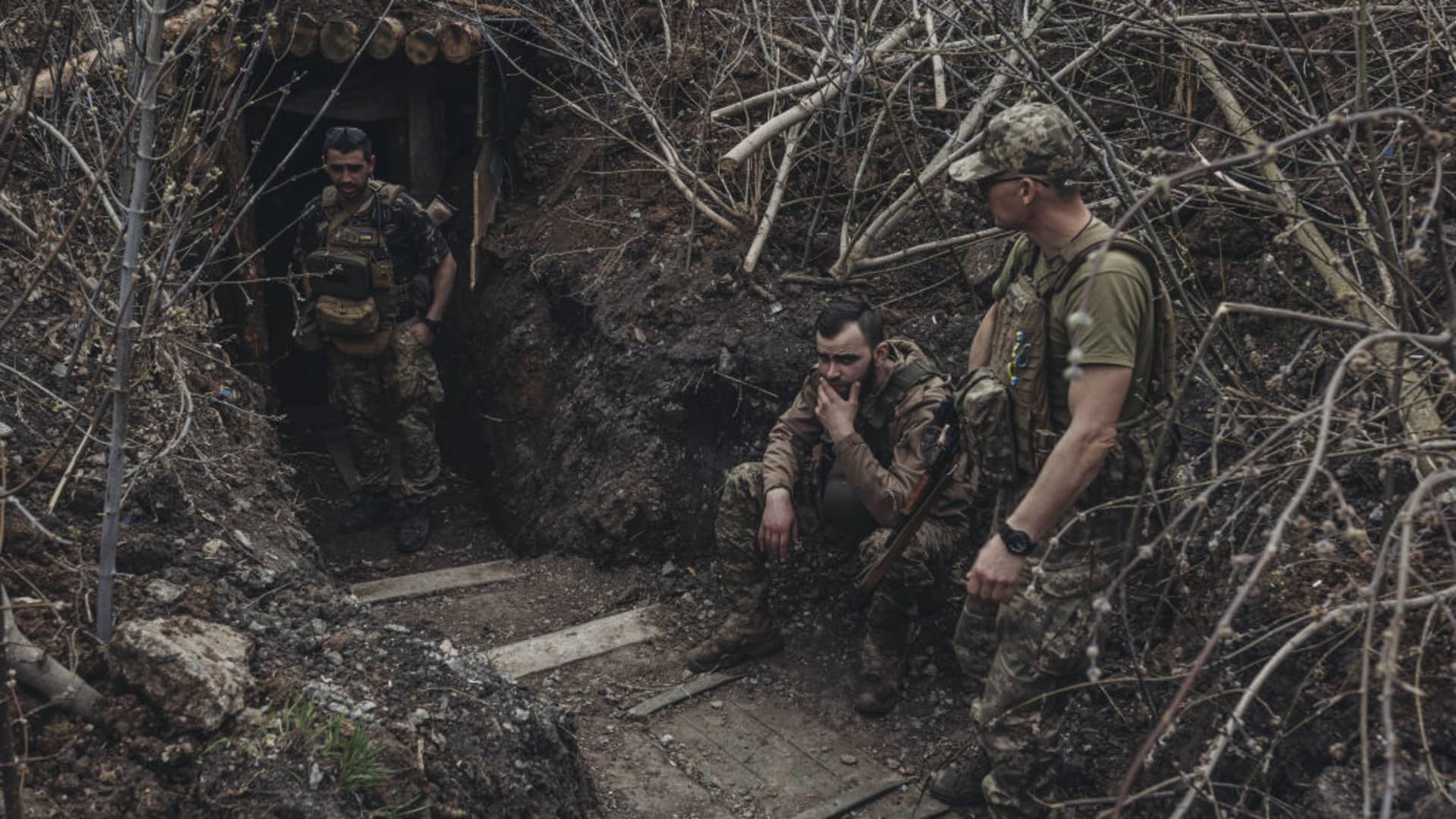 DONETSK OBLAST, UKRAINE - MARCH 26: Ukrainian soldiers of the 80th brigade in a trench in the direction of Bakhmut, 26 March 2023 (Photo by Diego Herrera Carcedo/Anadolu Agency via Getty Images)