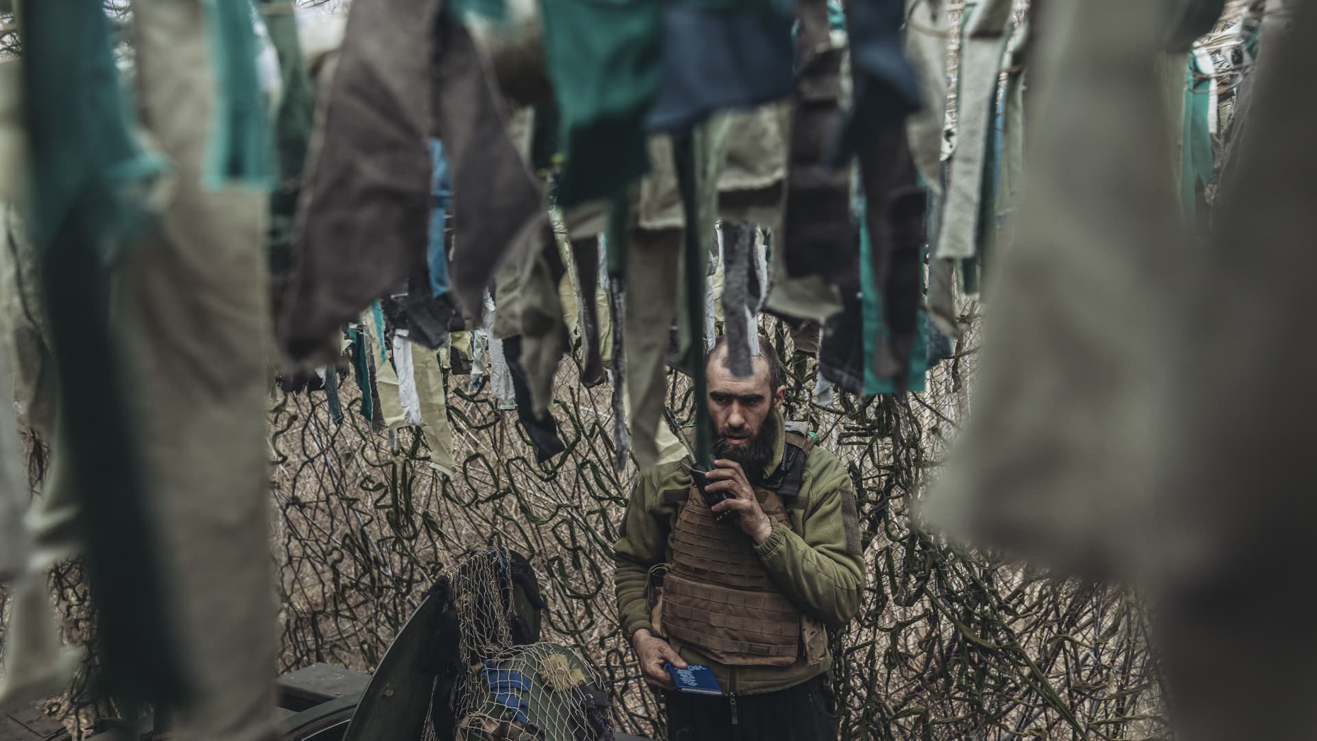 Ukrainian soldiers of the 80th brigade in a trench in the direction of Bakhmut, 26 March 2023.