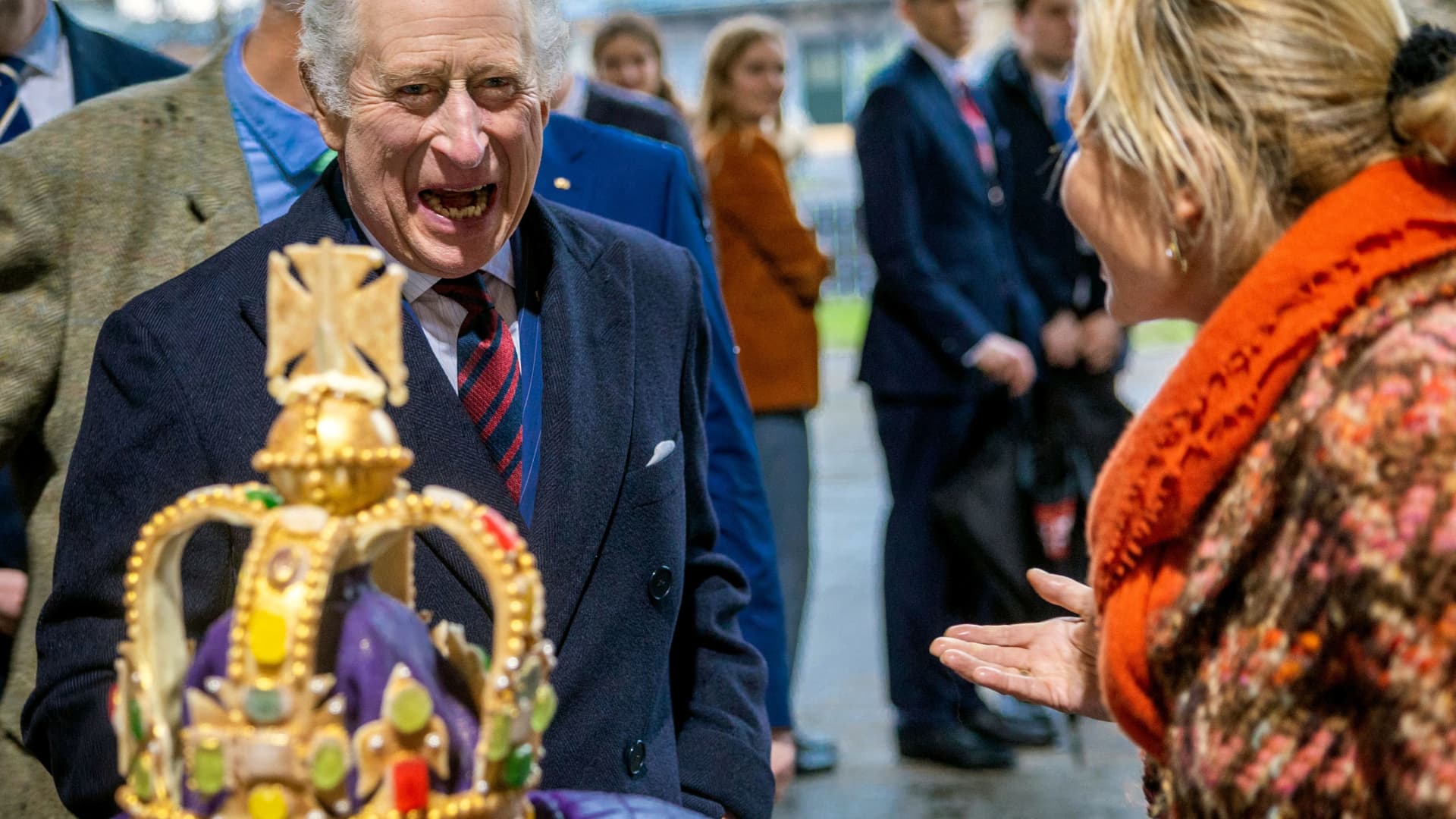 March 30, 2023, Brandenburg, Brodowin: King Charles III. stands next to a cake made especially for his visit in Brodowin ecovillage during the royal visit to Germany. 