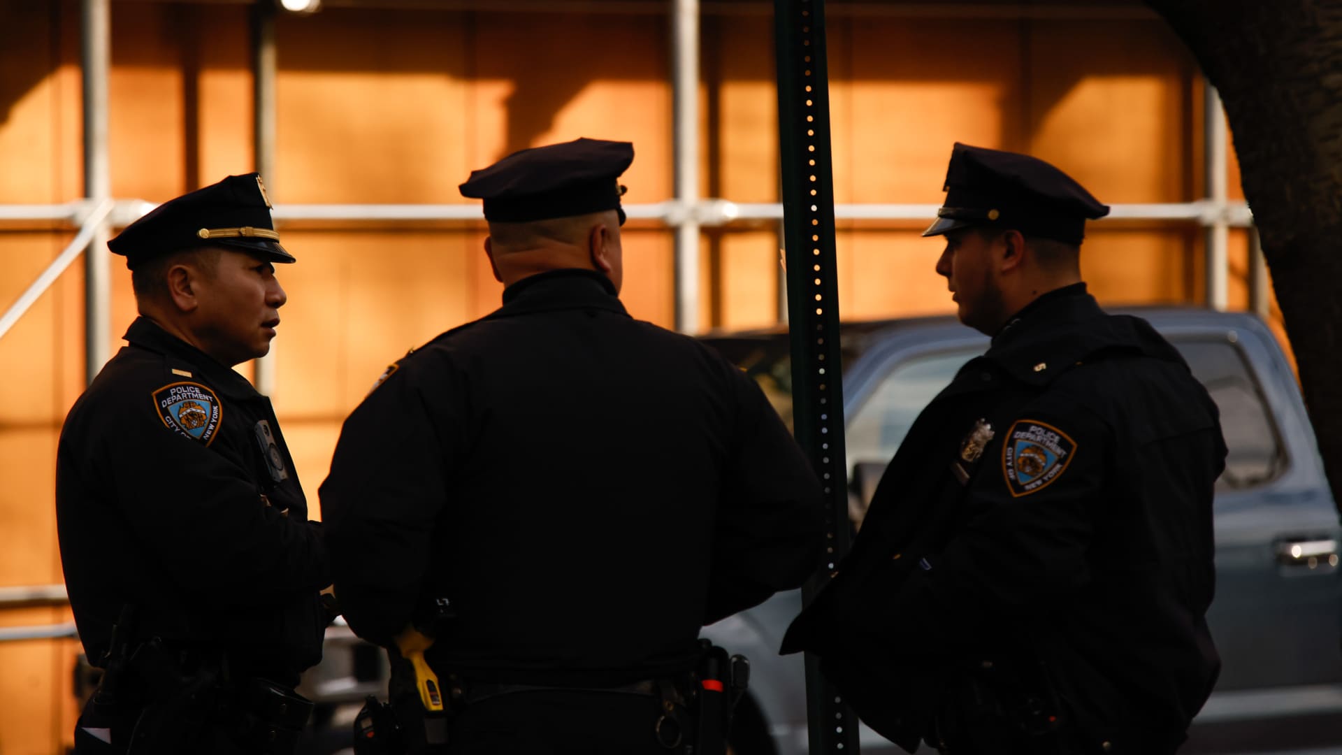 NYPD Officers stand guard outside the offices of the Manhattan District Attorney on March 31, 2023 in New York City. 