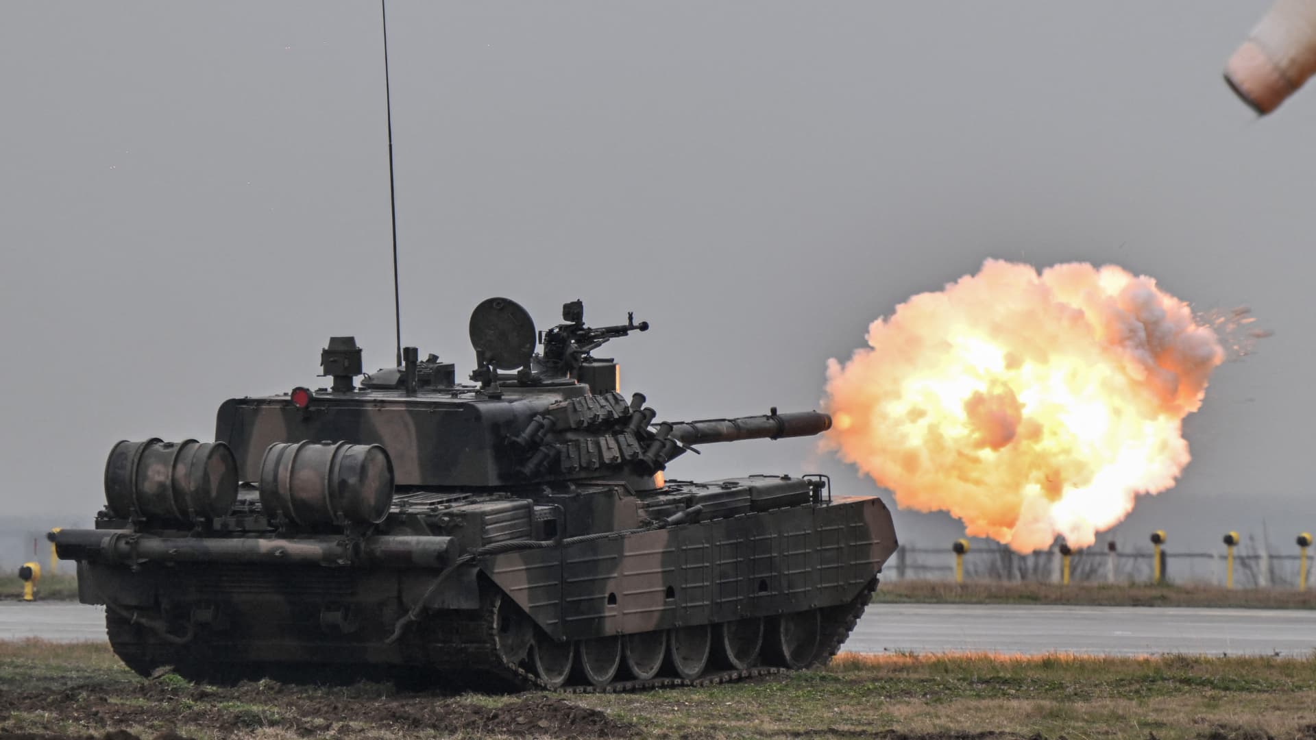 A Romanian-made tank TR-85 'Bizonul' (The Bison) fires during a demonstration as part of the rotation of US troops of the US Army 101 Airborne division at Mihail Kogalniceanu Air Base (RoAF 57th Air Base) near Constanta, Romania on March 31, 2023. 