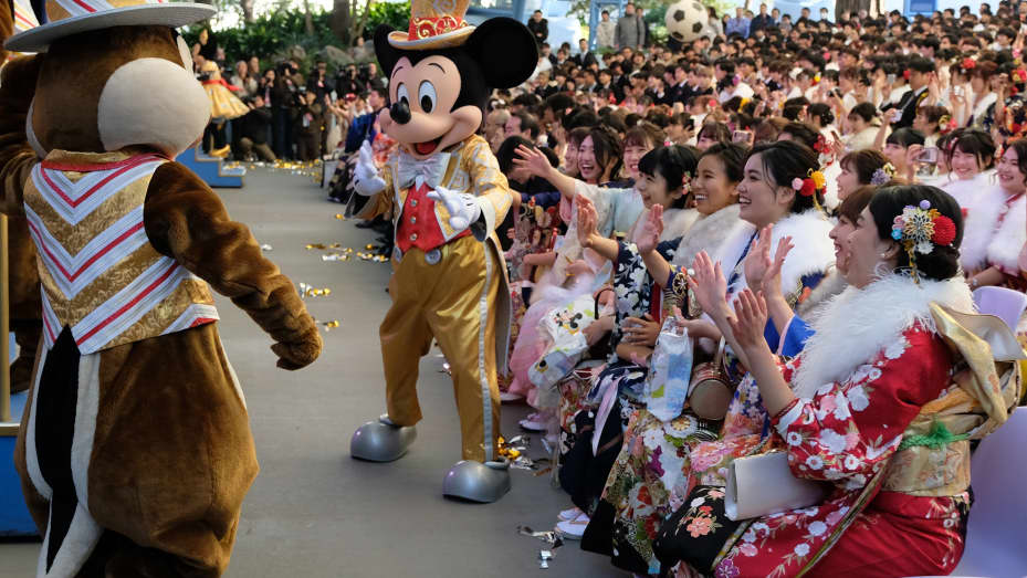Les parcs en dehors des États-Unis, tels que Tokyo Disneyland, sont plus petits et nécessiteraient moins de planification.