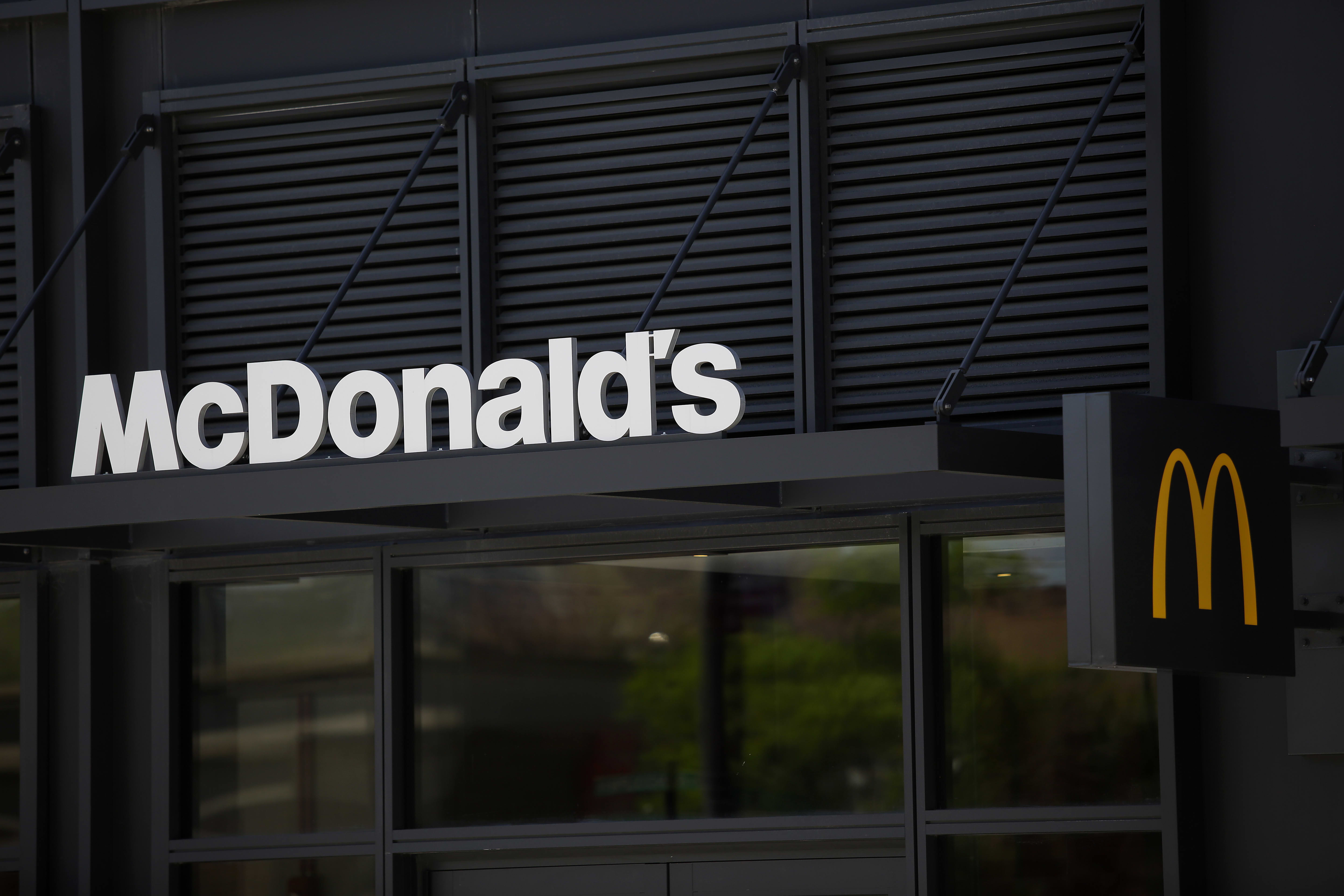 McDonald’s schließt Unternehmensbüros, während die Mitarbeiter auf Entlassungen warten