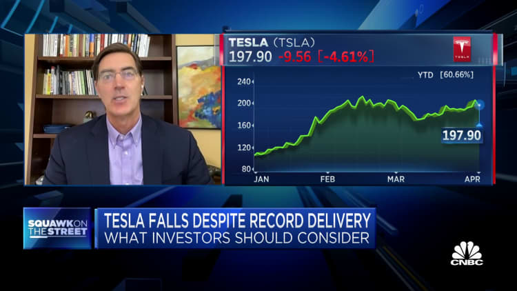 La demanda de Tesla no se siente 'fantástica' en este momento, dice Toni Sacconaghi de Bernstein