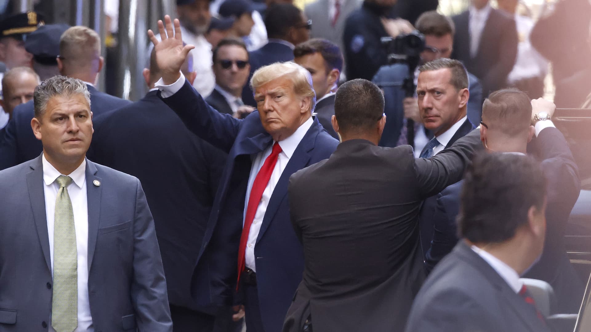 Former U.S. President Donald Trump waves as he arrives at the Manhattan Criminal Court on April 04, 2023 in New York, New York.