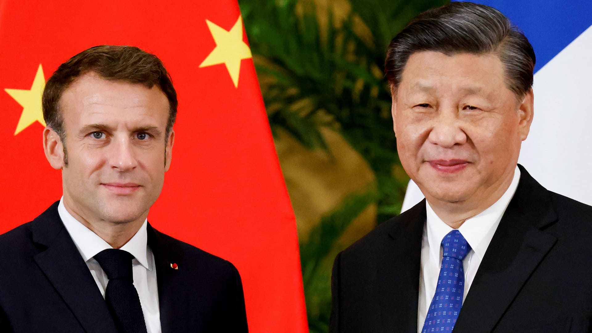 French President Emmanuel Macron (L) meets with Chinese President Xi Jinping prior to their meeting in Nusa Dua, on the Indonesian resort island of Bali on November 15, 2022 on the sidelines of the G20 Summit.