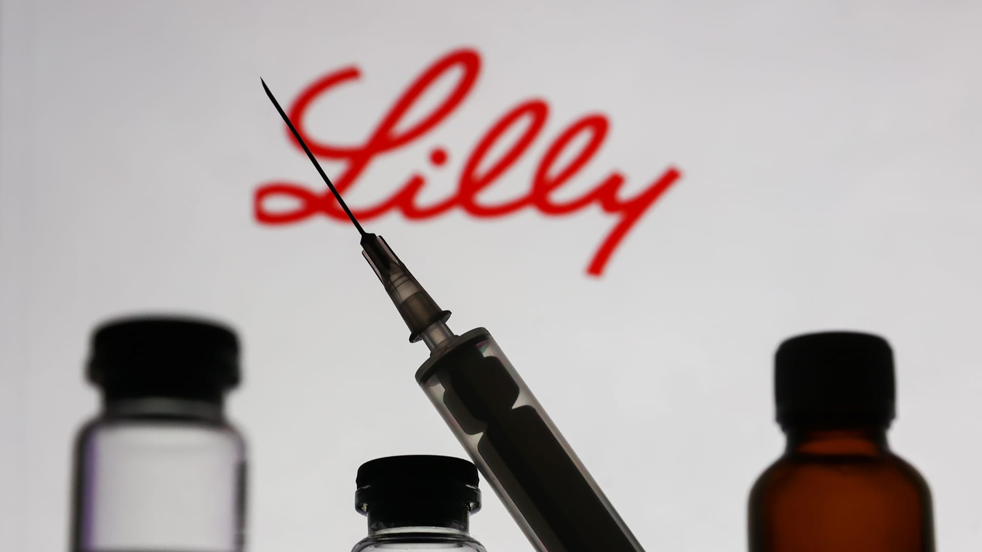 Eli Lilly says experimental Alzheimer's drug reduces brain plaque in early study