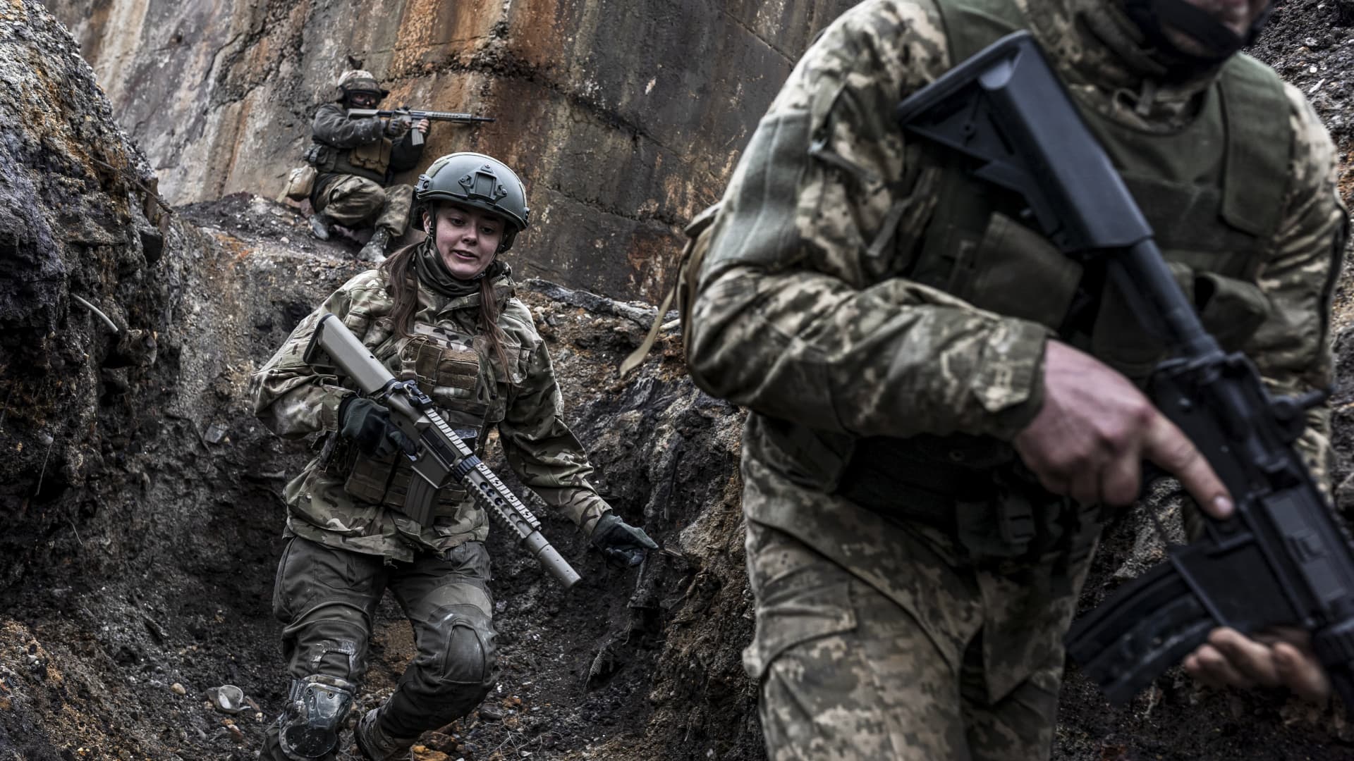 Ukrainian soldiers training at an undetermined location in Donetsk oblast, 4 April 2023.