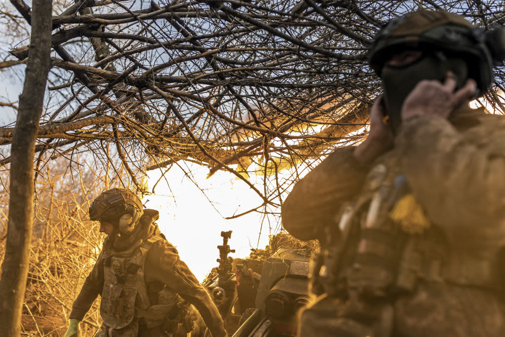 Rusijos ir Ukrainos pajėgos išsekusios kovodamos ant Bakhmuto griuvėsių