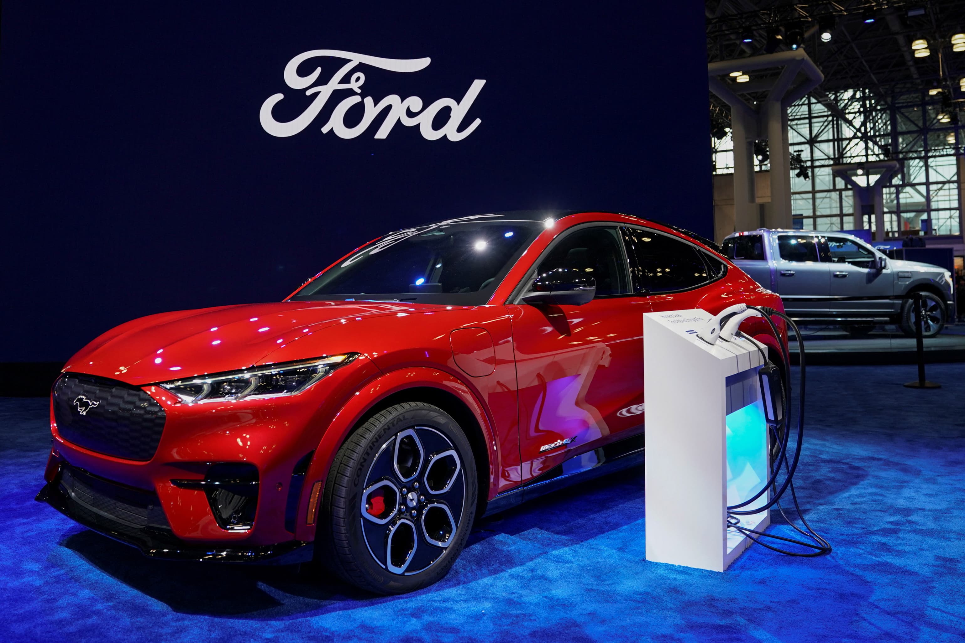 فورد يخفض سعر سيارة موستانج ماك اي الكهربائية بآلاف الدولارات