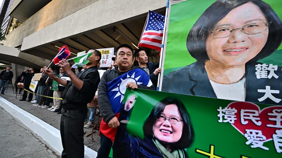 Taiwan supporters hold signs during a rally in front of the Westin Bonaventure hotel where Taiwan President Tsai Ing-wen will spend the night ahead of meeting with Kevin McCarthy, in Los Angeles, April 4, 2023. (Photo by Frederic J. Brown / AFP) (Photo by FREDERIC J. BROWN/AFP via Getty Images)