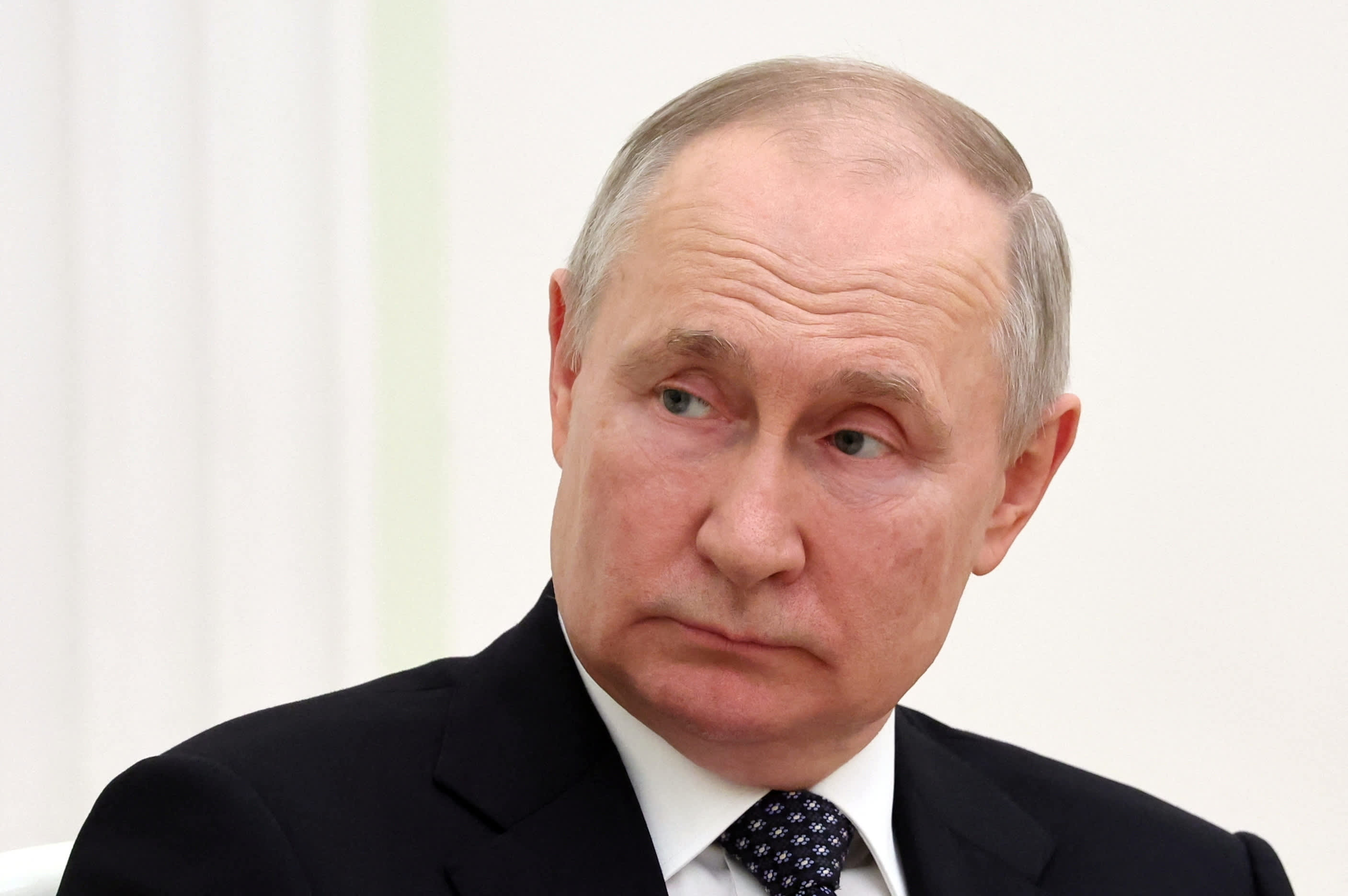 Путин поручил усилить охрану границ России