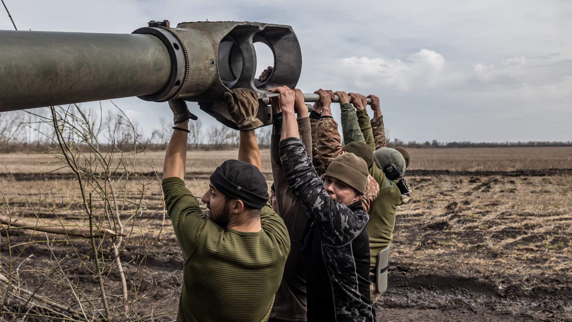 Ukrainian soldiers try to pull down an artillery gun amid Russia-Ukraine war in the direction of Bakhmut, Ukraine on April 5, 2023. 