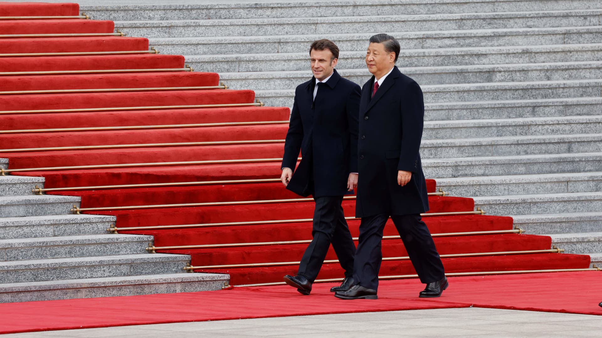 Chinas President Xi Jinping (L) and his French counterpart Emmanuel Macron attend the official welcoming ceremony in Beijing on April 6, 2023. 