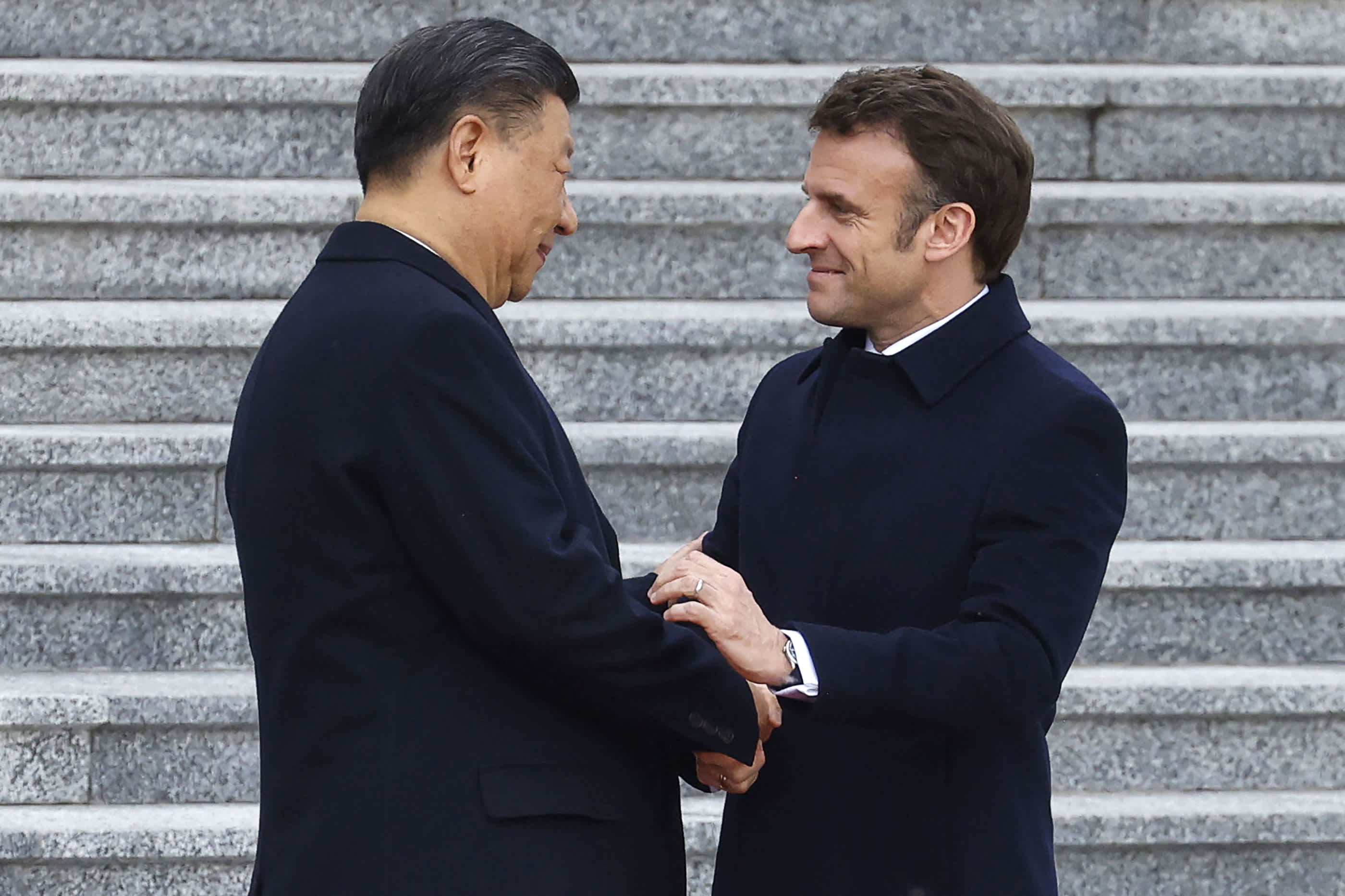 Президент Франції Макрон має намір тиснути на президента Китаю Сі Цзіньпіна через торгівлю та Україну
