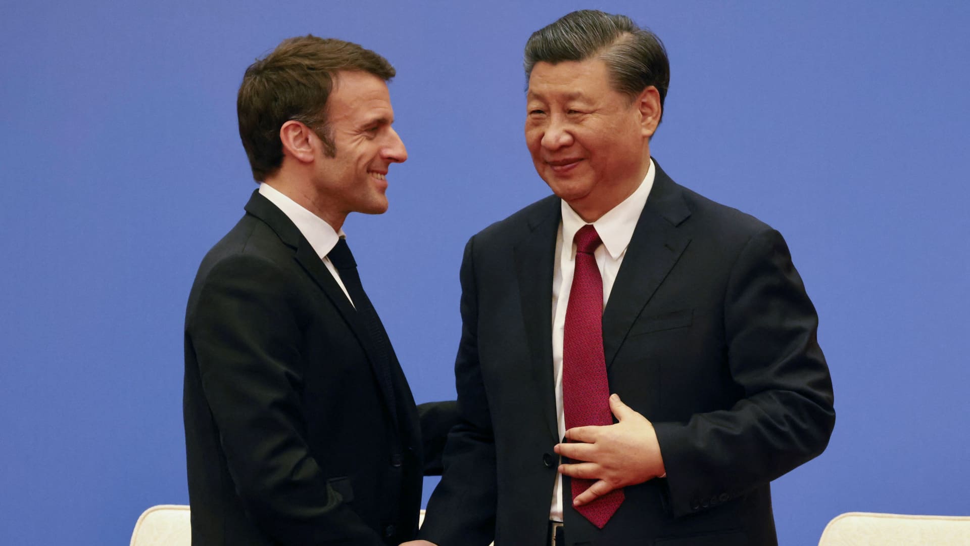 French President Emmanuel Macron and Chinese President Xi Jinping shake hands at a Franco-Chinese business council meeting in Beijing, China April 6, 2023. 
