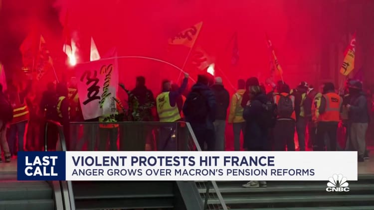 Violent protests hit France: Anger grows over Macron's pension reforms